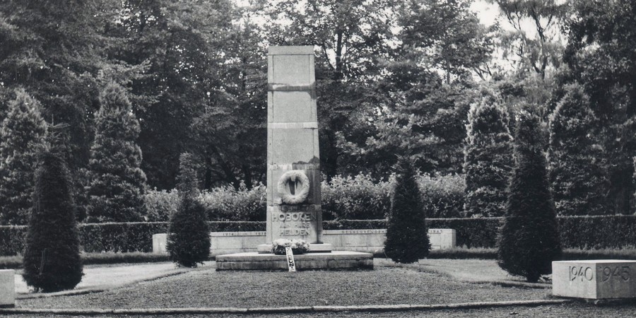Heldenmonument in park Broydenborg